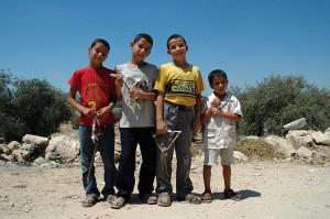 800px-Palestinian_children_with_slingslots