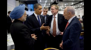 President Barack Obama talks Israeli President Shimon Peres (right), Indian Prime Minister Manmohan Singh (left), and Danish Foreign Minister Per Stig Møller in 2009. Photo: wiki commons.
