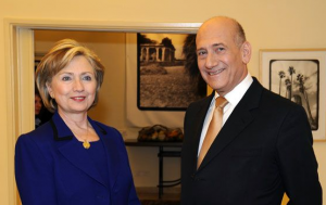 Former Secretary of State Hillary Clinton with former Israeli Prime Minister Ehud Olmert, 2009. Photo: wiki commons.