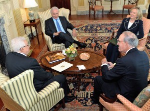 PA President Mahmoud Abbas with former Special Envoy for Middle East Peace George Mitchell; (l-r facing camera), Israeli Prime Minister Benjamin Netanyahu and Secretary of State Hillary Clinton. Photo: wiki commons.