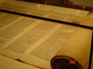 Torah scroll. Photo: wiki commons.