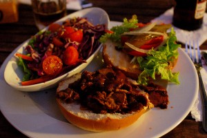 800px-Kosher_burger_in_a_restaurant_in_Haifa