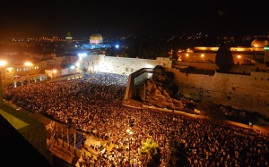 Yom Kippur eve at the Western Wall in Jerusalem. Photo: Wiki Commons.