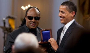 800px-Barack_Obama_presents_Stevie_Wonder_with_Gershwin_Award_2-25-09