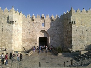 Jerusalem's Damascus Gate. Rabbi Andrew Sacks and “fellow activists”  handed out red roses to Palestinians at the Damascus Gate. Photo: Wikipedia.