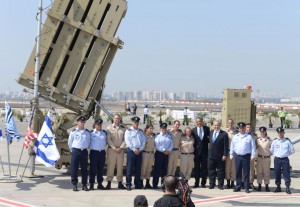 President Obama and Prime Minister Netanyahu pose with soldiers in front of an Iron Dome battery. Photo: IDF.