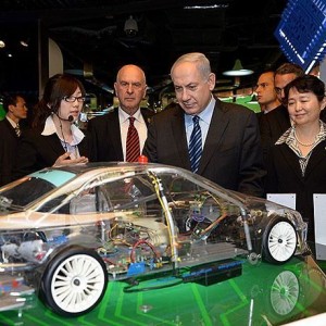 Israeli Prime Minister Benjamin Netanyahu admiring technological innovation during an official visit to China in May, 2013. Photo: Israel GPO.
