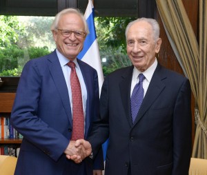 Israeli President Shimon Peres shaking hands with nited States Special Envoy for Israeli-Palestinian Negotiations Martin Indyk. Photo: Mark Neiman/GPO.