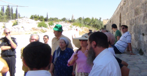 An Israeli guard observing Jewish visitors to the Temple Mount on August 11, 2013. Photo. The Temple Institute.