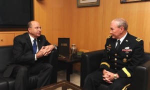 Israel Defense Minister Moshe Ya'alon (left) discussing Syrian rebels with US General Martin Dempsey, Chairman of the US Joint Chiefs of Staff, on August 14, 2013. Photo: Israel Ministry of Defense.