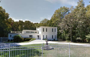 A photo of the Hamptions home of Samantha, the Matchmaker, who is throwing a fundraiser for Jewish Mayoral candidate Jack Hidary. Photo: Screenshot from Google Earth.