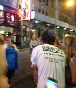 One Direction star Harry Styles posed with fans outside a kosher restaurant in New York. Photo: 1DMofosUpdates via Twitter. 