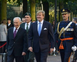 Shimon Peres w/ Dutch King
