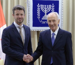 Crown Prince Frederik of Denmark with Israeli President Shimon Peres, on October 30, 2013. Photo: Mark Neiman / GPO.