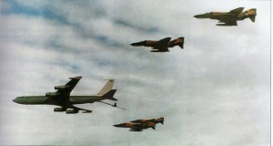800px-Phantoms_are_fueling_from_Boeing_707