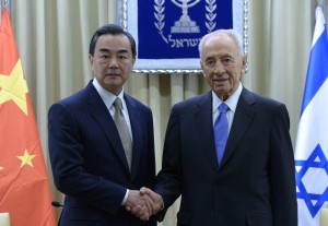 Chinese Foreign Minister Wang Yi and Israeli President Shimon Peres, in Jerusalem, on December 19, 2013. Photo: GPO / Mark Neiman.
