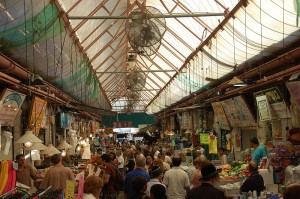 Israelis shopping in Jerusalem's market, Mahane Yehuda. A new survey shows Israelis are largely happy with their financial situation. Photo: WikiMedia Commons.
