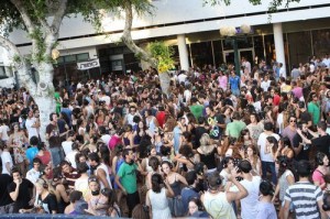 israelis crowd tel aviv