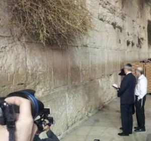 Canadian Prime Minister Stephen Harper praying at the Western Wall. Photo: Screenshot / Twitter.