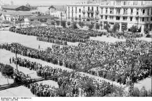 An archival image of the Jews of Thessaloniki being lined up and registered in Eleftherias Square, by Nazis, in July, 1942. Photo: German Federal Archive / WikiCommons.