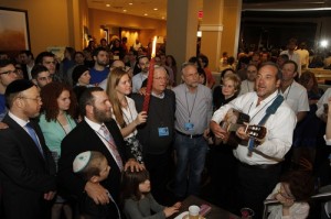 Rabbi Yechiel Eckstein (with guitar), president of the International Fellowship of Christians and Jews, conducts a Havdalah ceremony on March 29 at the Limmud FSU conference in Parsippany, NJ. Photo: Yossi Aloni.