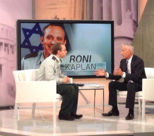 IDF Captain Roni Kaplan being interviewed by talk show host Jorge Ramos, the biggest name in Latin TV. Photo: Roni Kaplan.