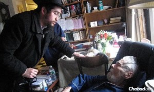 Rabbi Pinny Marozov visiting the oldest man in America, Alexander Imich, age 111, on Manhattan's Upper West Side. Photo: Chabad.org / Beth Sarafraz.