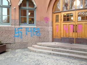 Anti-Semitic graffiti painted outside a Stockholm school. Photo: Calle Nathanson via Twitter.