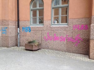Anti-Semitic graffiti painted outside a Stockholm school. Photo: Calle Nathanson via Twitter.