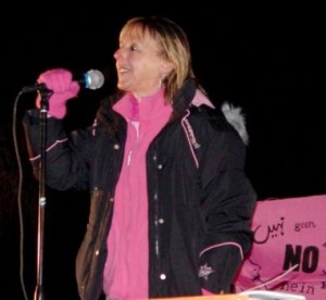 Medea Benjamin speaking at a protest during the 2007 State of the Union Address, in Washington DC,on January 23, 2007. Photo: Ben Schumin / WikiCommons.
