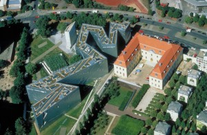 An aerial photograph of Daniel Libeskind's Berlin Jewish Museum (left). Photo: WikiCommons.