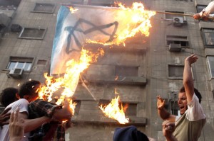 Egyptian protesters burning an Israeli flag in front of the Israeli Embassy, in Cairo, in September, 2011. Photo: Screenshot / Alarabiya.net.