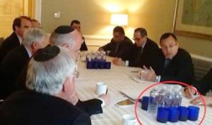 Egyptian FM Nabil Fahdy meeting American Jews at a table with a sly depiction of an Israeli flag made from cups and bottles. Photo: Screenshot / Elder of Ziyon.