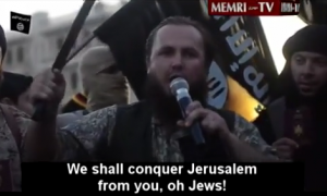 An ISIS jihadist brandishing a sword and calling for the conquering of Jerusalem. Photo: MEMRI / Screenshot.