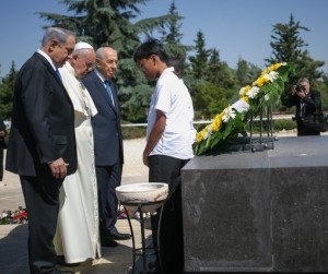 Pope Francis, with Israeli Prime Minister Benjamin Netanyahu and Israeli President Shimon Peres, at the grave of Theodore Herzl, the founder of modern Zionism. Photo: Screenshot.