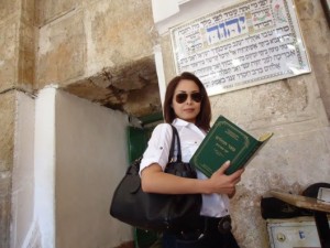 Moroccan journalist Ghislaine Taibi, with a book of Hebrew Pslams at the Wailing Wall, in Jerusalem. Photo: Screenshot.