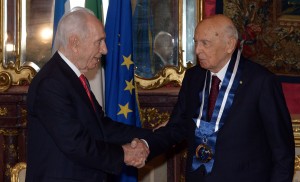 Israeli President Shimon Peres shaking hands with Italian President Giorgio Napolitano after bestowing upon him the Israeli medal. Photo: Haim Zach / GPO.