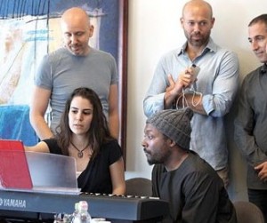 Will.i.am, of the Black Eyed Peas, meeting with start-up entrepreneurs in Tel Aviv, including interactive sheet music app developer Tonara. Photo: Screenshot / Globes.