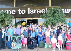 American olim at Ben-Gurion Airport. Photo: Sasson Tiram, courtesy of Nefesh B'Nefesh.