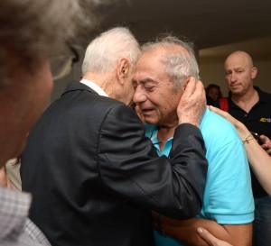 Israeli President Shimon Peres hugging the father of fallen IDF soldier Eitan Barak. Photo: Mark Neiman / GPO.