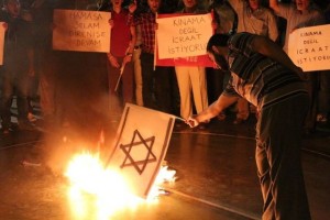 image002 Anti-Israel protesters burn an Israeli flag in Turkey on July 17, 2014. Photo: Algemeiner.