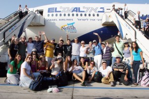A December 2007 Nefesh B'Nefesh charter flight from North America. The number of immigrants to Israel exceeded 30,000 for the first time in 12 years. Photo: Wikimedia Commons.