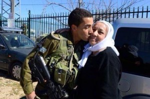 Freelance Spanish journalist Fernando Gutiérrez telling followers on Twitter that it would be lie to say there were signs of apartheid in Israel. Photo: Twitter / Fernando Gutiérrez.