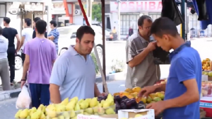 A bustling Gaza market featured in a report aired on July 31, 2014, by CBN. Photo: CBN / Screenshot.