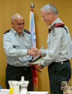 Incoming IDF Maj.-Gen. Yossi Bachar (L) with Chief of Staff, Lt.-Gen. Benny Gantz. Photo: IDF