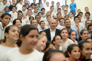 Prime Minister Netanyahu with schoolchildren. Photo: Kobi Gideon, GPO.