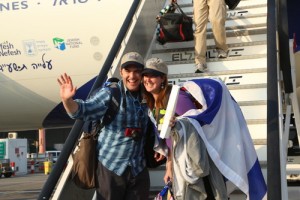 A happy couple makes aliyah as part of El Al Flight LY 3004..Photo: Sasson Tiram/Nefesh B'Nefesh.