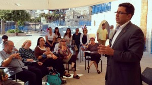 Safed Mayor Ilan Shohat with English-speaking residents. Photo Dave Bender.