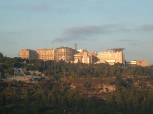 The Hadassah Medical Center in Jerusalem, pictured, teamed up with New York University’s (NYU) Langone Medical Center for a study on PTSD patients. Photo: Wikimedia Commons.