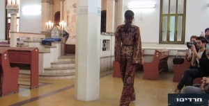 Tel Aviv synagogue fashion show. Photo: Ch. 10 screenshot.